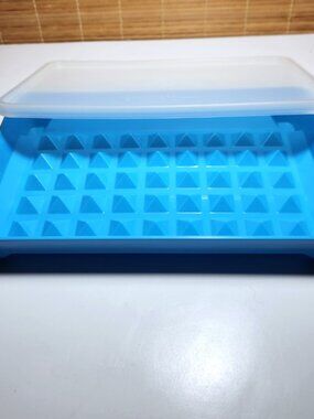 Vintage Tupperware Bacon Keeper 1292‑8 Blue Deli Meat Storage with Sheer Lid